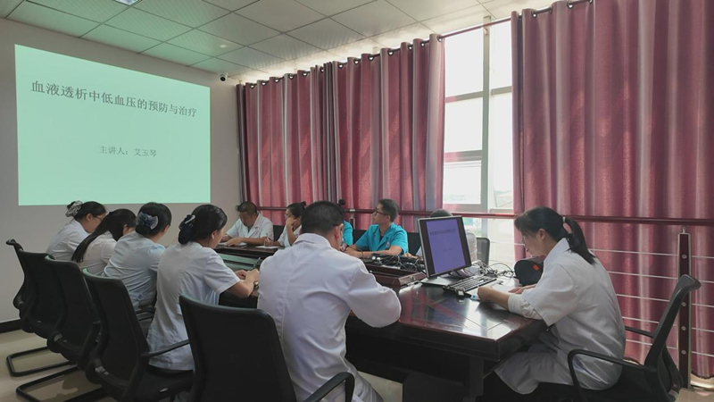 余慶縣人民醫院血透室專家為松煙鎮醫務人員開展技術培訓。