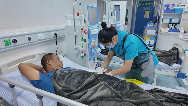 余慶縣松煙鎮中心衛生院血透室醫務人員為患者進行血液透析。