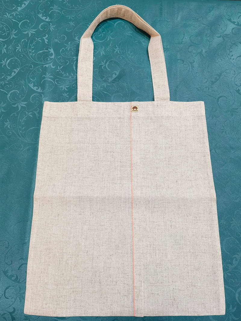 圖為韋國嵐為華為公司生產的布依族土布禮品袋。