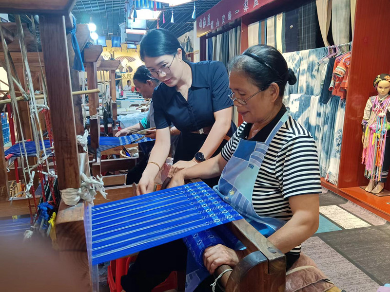 圖為韋國嵐指導鄉親織布。