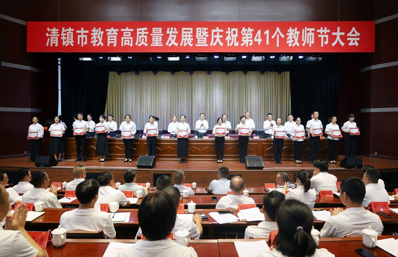 2.向教職工代表頒發表揚信。楊洪金 攝.jpg