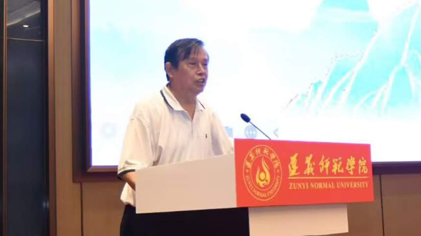 駱郁廷作主旨報告。