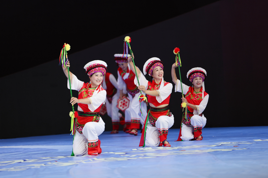 2025年全國老年人健身廣場舞大聯動在西江千戶苗寨舉行。