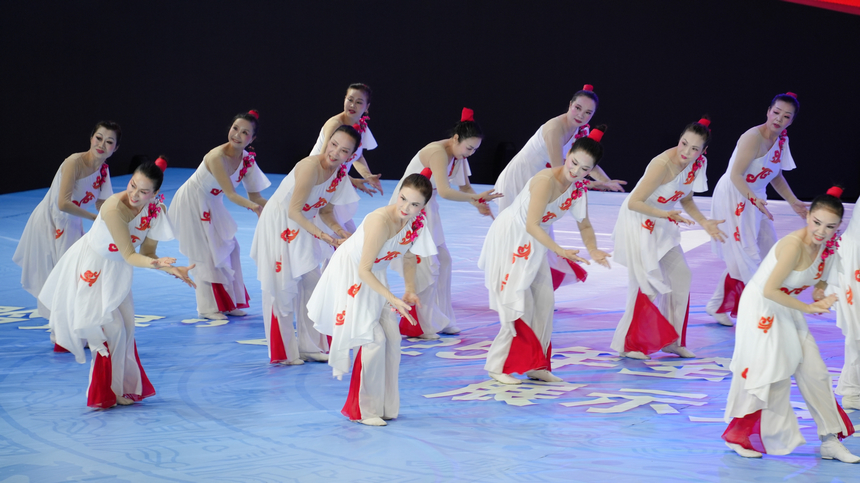 2025年全國老年人健身廣場舞大聯動在西江千戶苗寨舉行。