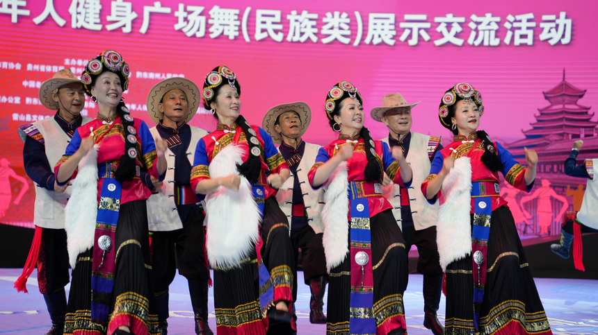 2025年全國老年人健身廣場舞大聯動在西江千戶苗寨舉行。