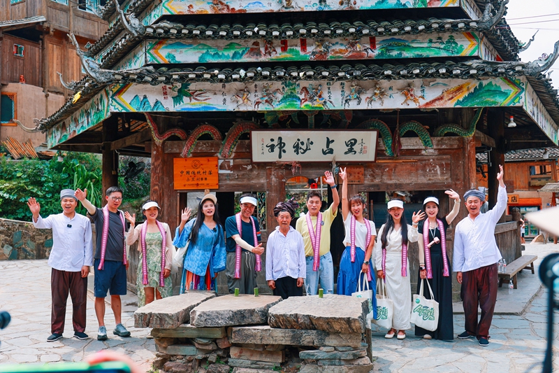 達人們通過占里侗寨考驗順利通關。