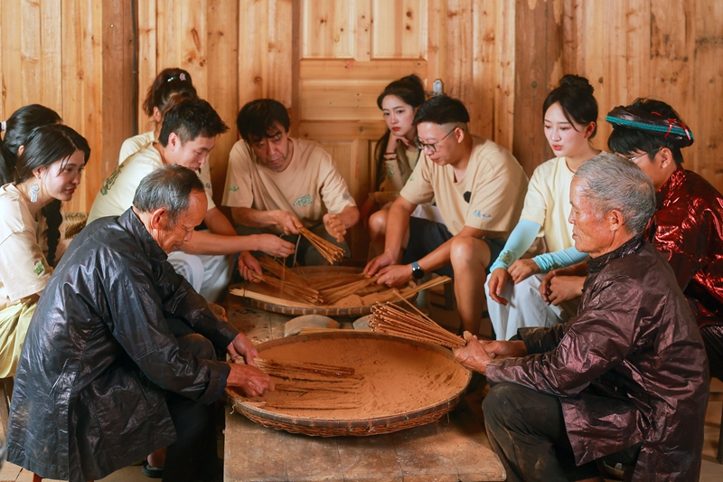 達人們跟著學制香。