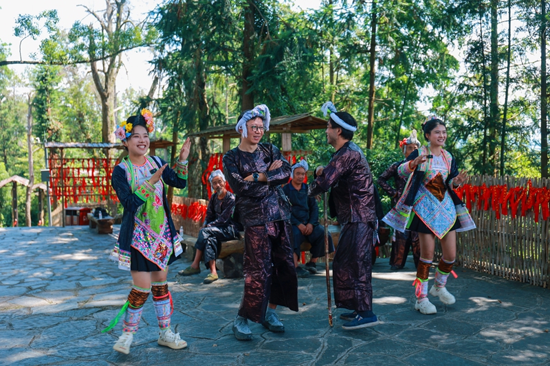 達人們穿著岜沙苗族服飾跳舞。