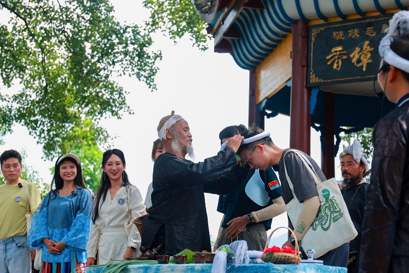 達人們體驗岜沙成人禮儀式。