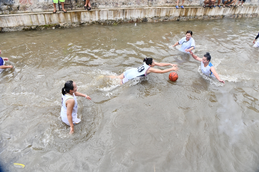 2025年9月13日，貴州省凱里市萬潮鎮馬田村，群眾在打水上籃球競賽鬧豐收。楊仁海攝