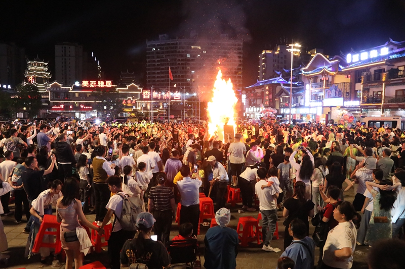 3 圖為篝火晚會現場.jpg