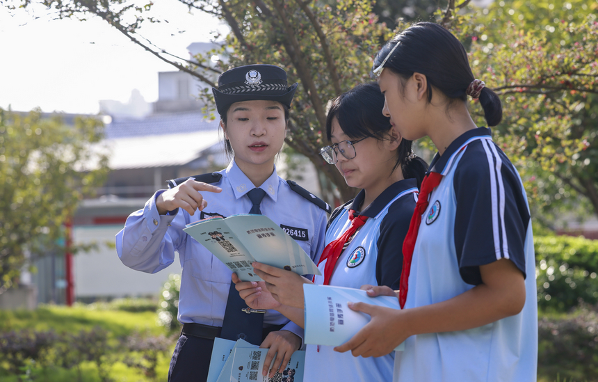 2025年9月15日，民警在貴州省銅仁市玉屏侗族自治縣黔東民族寄宿制中學給學生普及網絡安全知識。
