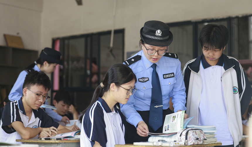 2025年9月15日，民警在貴州省銅仁市玉屏侗族自治縣黔東民族寄宿制中學給學生普及網絡安全知識。