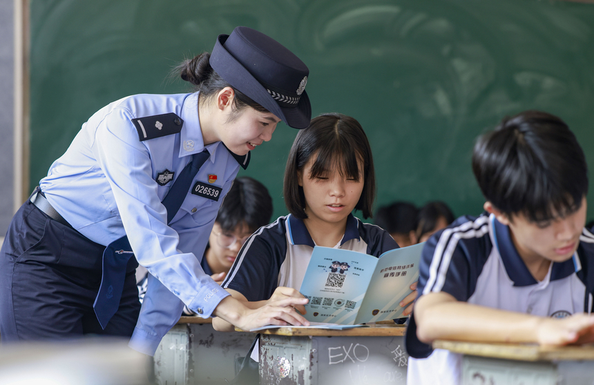 2025年9月15日，民警在貴州省銅仁市玉屏侗族自治縣黔東民族寄宿制中學給學生普及網絡安全知識。