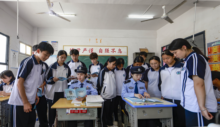 2025年9月15日，民警在貴州省銅仁市玉屏侗族自治縣黔東民族寄宿制中學給學生普及網絡安全知識。