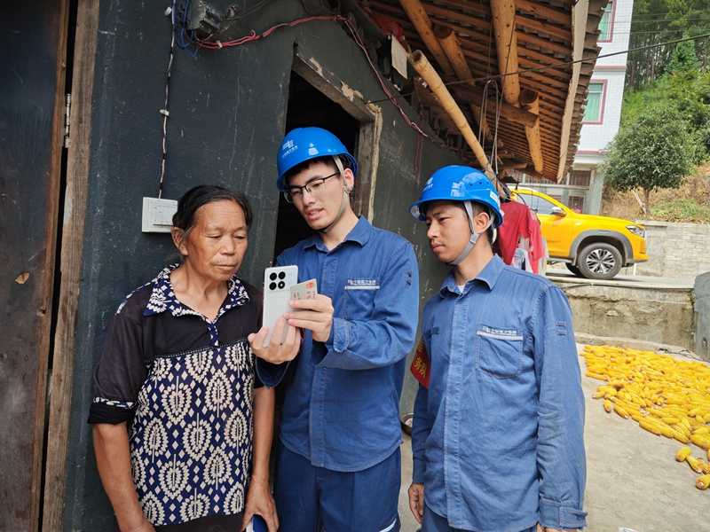 3、銅仁石阡供電局工作人員在困牛山村開展客戶走訪。  任俊旭攝.jpg