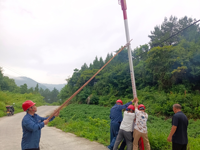 4、石阡供電局工作人員在困牛山村開展路燈建設。  王世遠攝.jpg
