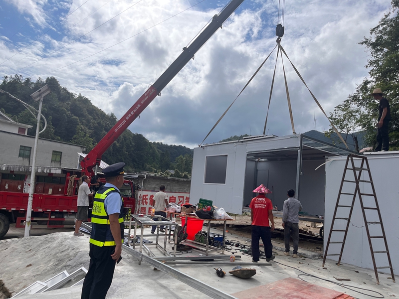 3 、在執法人員的監督協助下“小店”搬離。.jpg