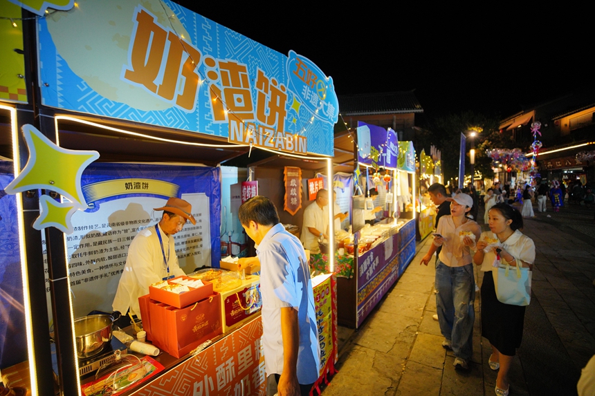 9月16日，在貴州省丹寨縣萬達小鎮，人們在品嘗美食。