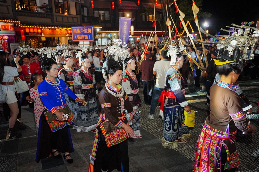 9月16日，在貴州省丹寨縣萬達小鎮，身著傳統服飾的苗族群眾與游客在跳蘆笙舞。