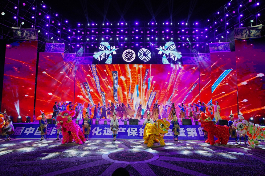 9月16日，在貴州省丹寨縣萬達小鎮，演員在開幕式文藝晚會中表演。