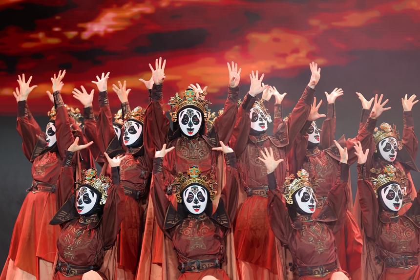 9月16日，在貴州省丹寨縣萬達小鎮，演員在開幕式文藝晚會中表演川劇變臉。