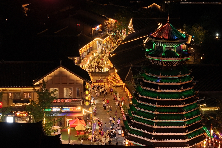 9月16日，在貴州省丹寨縣萬達小鎮拍攝的第三屆中國非物質文化遺產保護年會暨第四屆丹寨非遺周活動夜景。