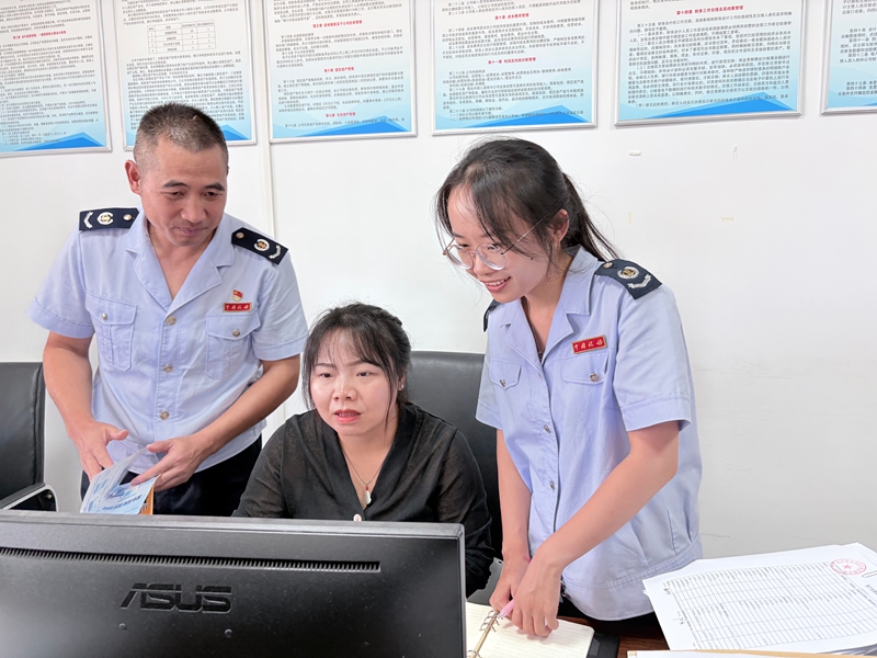 “稅務管家”走訪企業作風險提示。