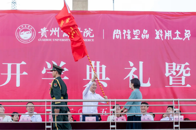 黨委書記湯健將軍訓師旗幟授予軍訓師師長馬紅梅。