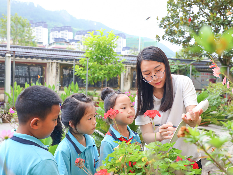 梁敏玲組織學生進行戶外寫生。
