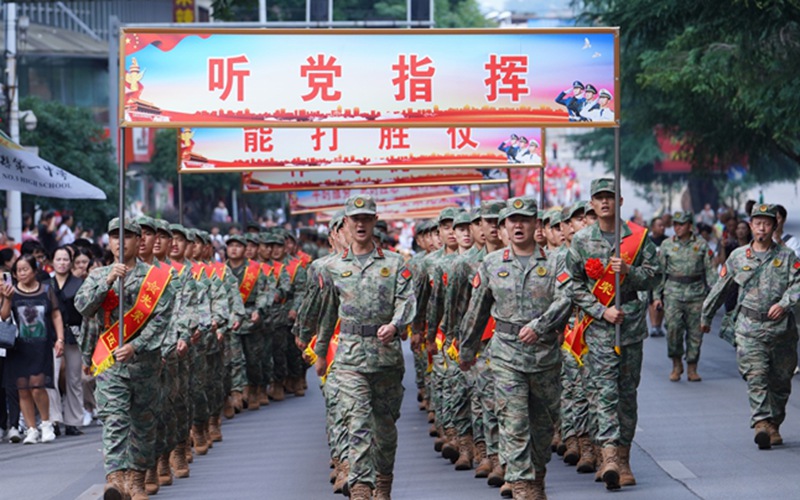 全體新兵邁著整齊的步伐，沿著金沙城區巡游。