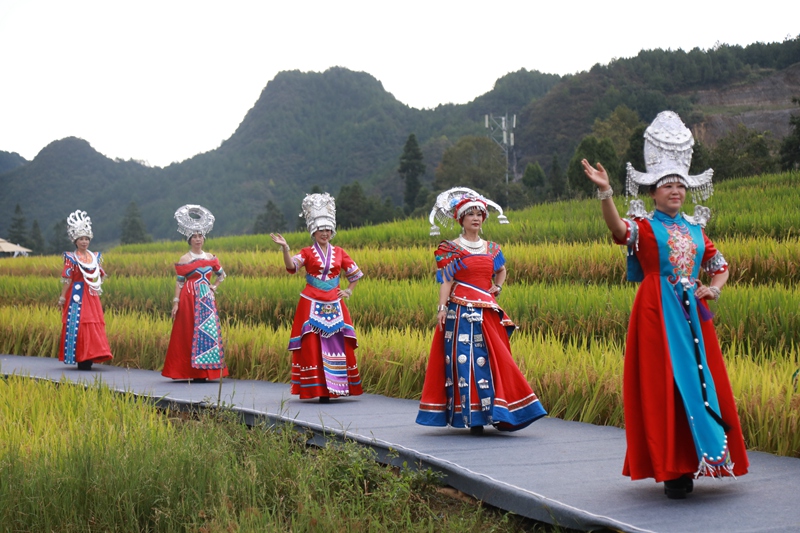 民族服裝走秀現場。