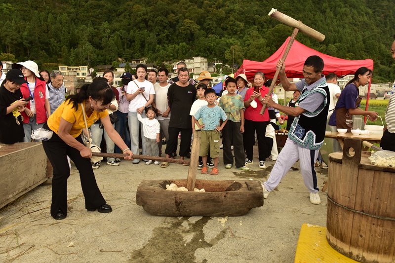 游客體驗打糍粑。