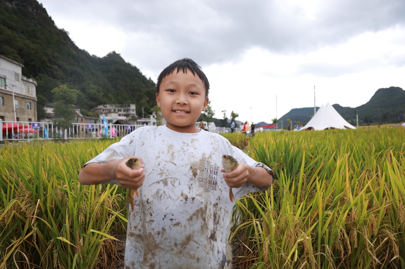 小朋友在展示自己的成果。