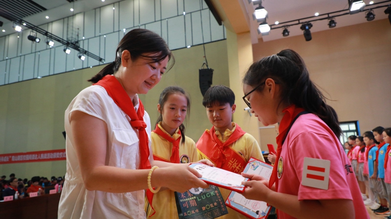 3、各相關單位負責人為完成閱讀打卡的同學們頒發榮譽證書。