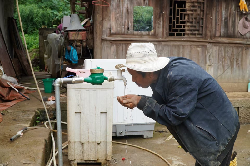 擰開水龍頭，清水汩汩來。