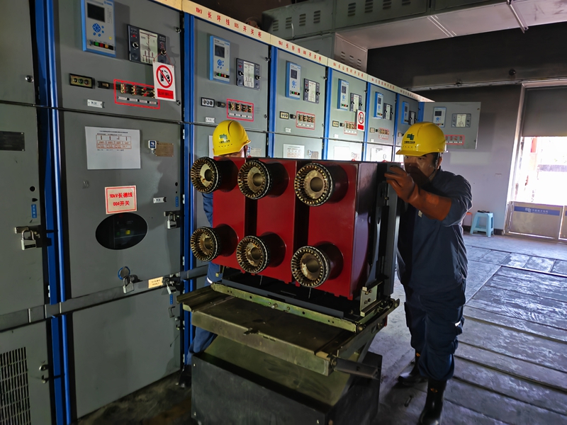 圖為:南方電網興義供電局變電管理所工作人員對雷雨天氣變電站受損開關柜進行更換搶修