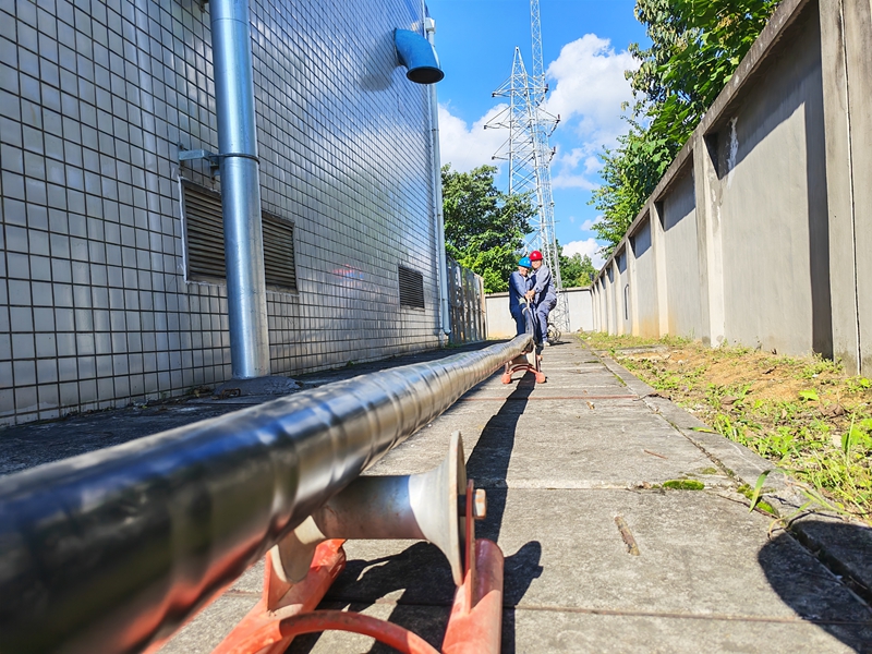 圖為:南方電網興義興仁供電局工作人員對變電站受損故障電纜進行更換 (2)