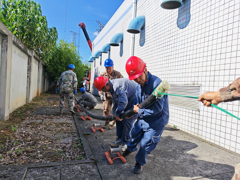 圖為:南方電網興義興仁供電局工作人員對變電站受損故障電纜進行更換