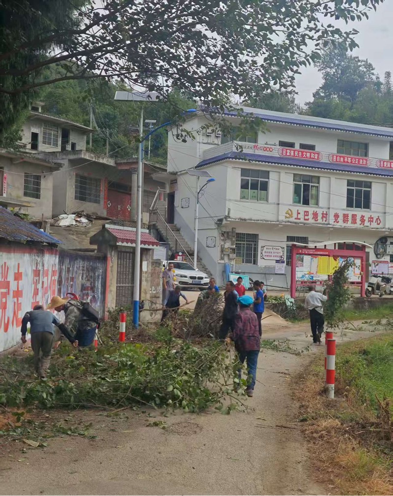4 圖為上巴地村駐村工作隊與群眾一起清理道路