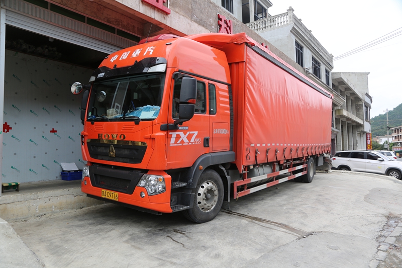 等待發走的冷鏈車。