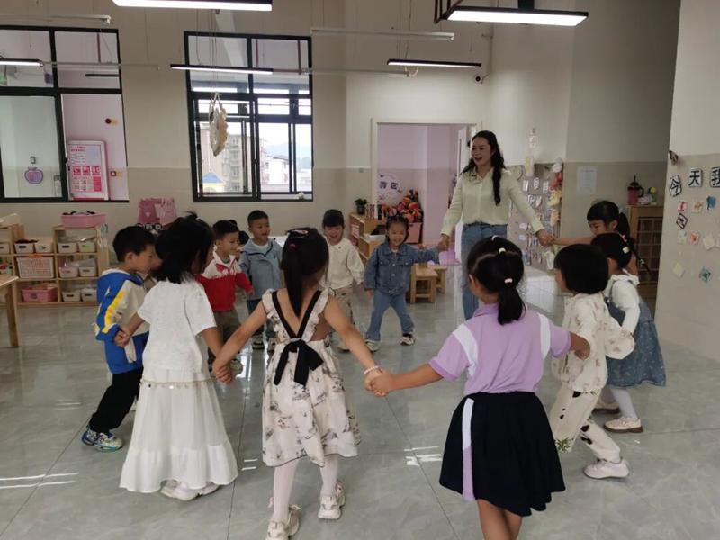 葉丹在上課。