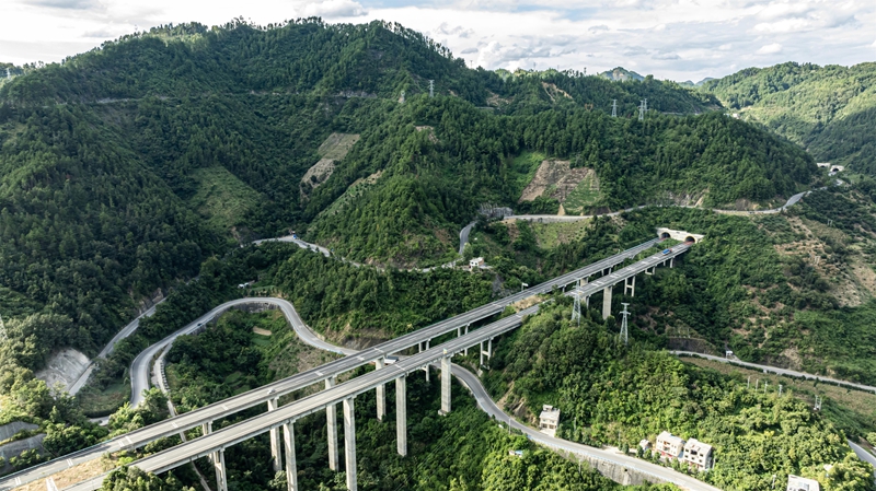 2025年9月18日航拍下的位于貴州省黔南布依族苗族自治州羅甸縣邊陽鎮境內的(銀百)高速路與公路。