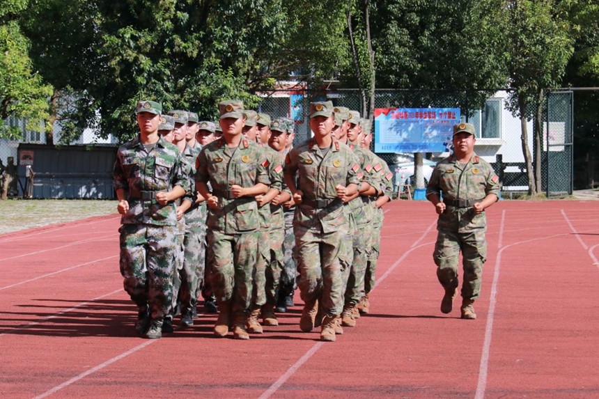 凱里學院舉行2025級新生開學典禮暨軍訓動員大會。