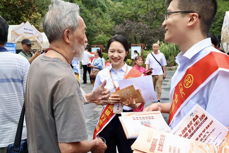 2 圖為開展金融教育宣傳周活動