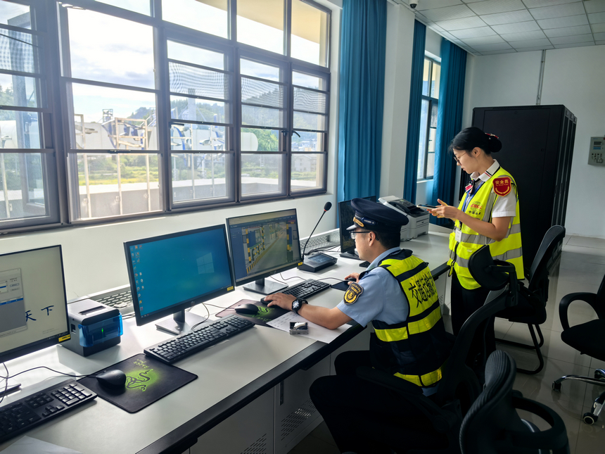 貴州省交通運輸綜合行政執法人員在收費站查看車輛數據進行排查。