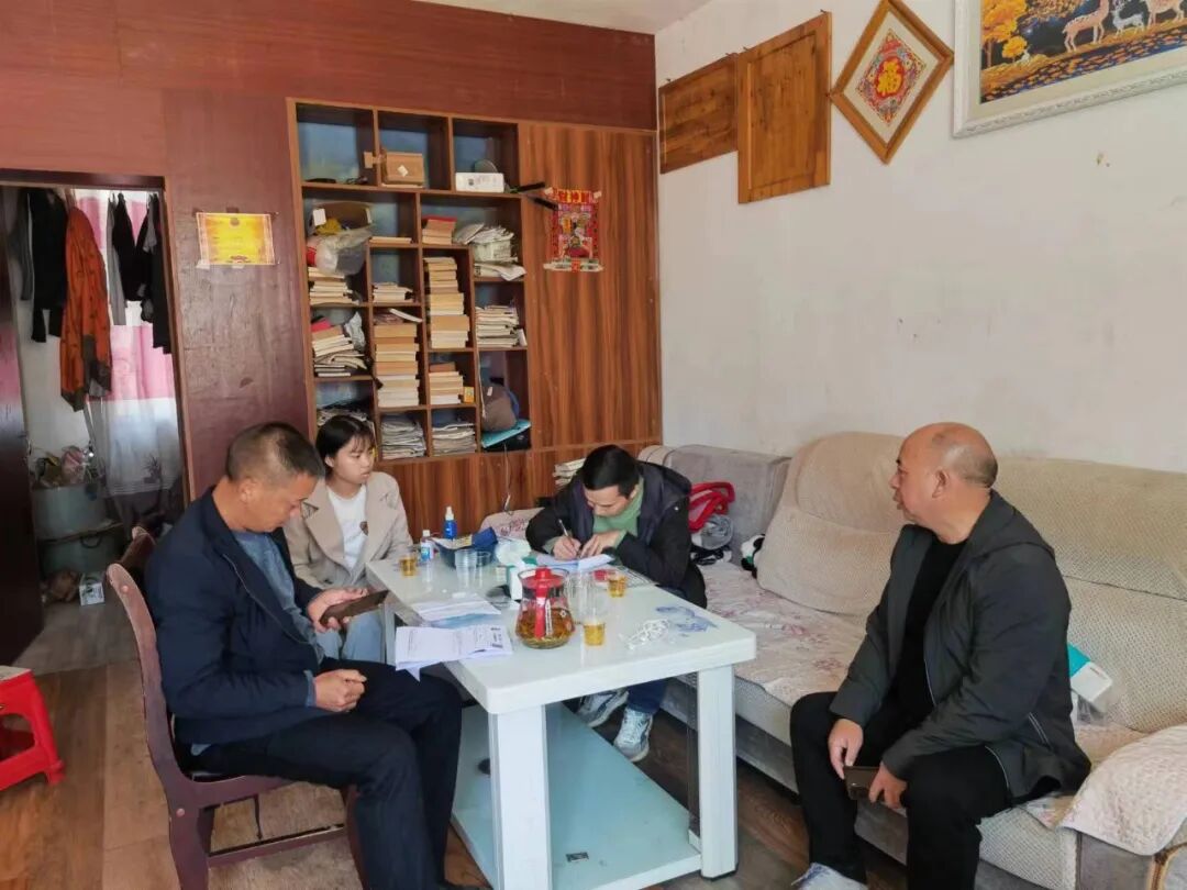 袁如培到賀大勝家走訪。