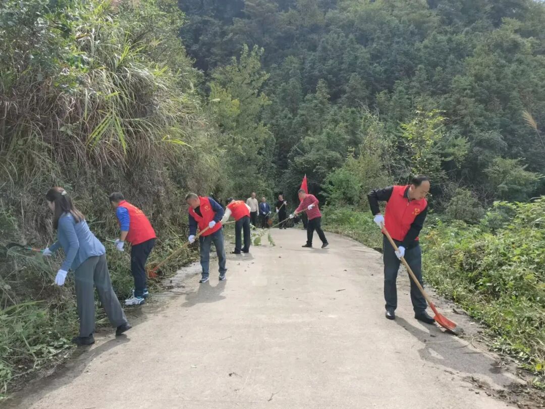 遵義公路管理東段志愿者到馬龍村清理路面。