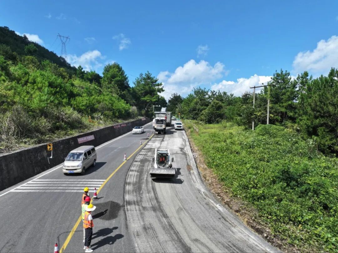 S104貴羅線預防性養護工程施工現場。