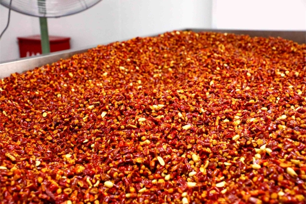 等待包裝的香酥辣椒。